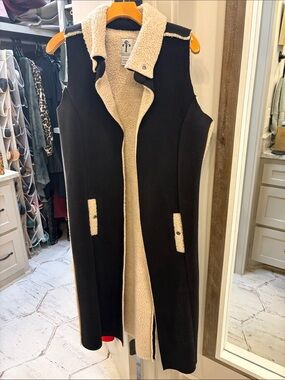 Black & Cream Sleeveless Sherpa-Lined Vest by Unknown Brand